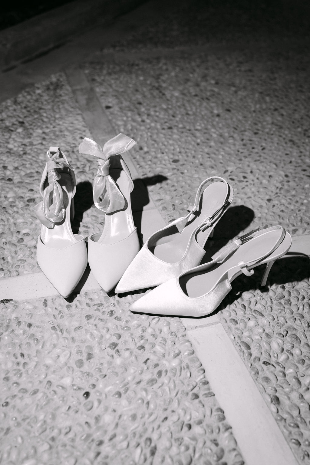 Schwarz-Weiß-Detailfoto: Brautschuhe auf Kopfsteinpflaster, Black & White Editorial Preset